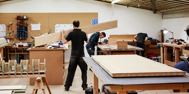 contratar un proveedor de mobiliario al por mayor