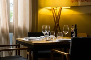 restaurante con decoración amarilla