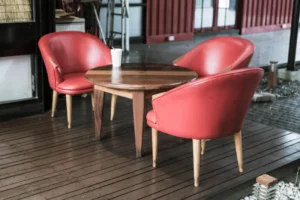 muebles de madera oscuros