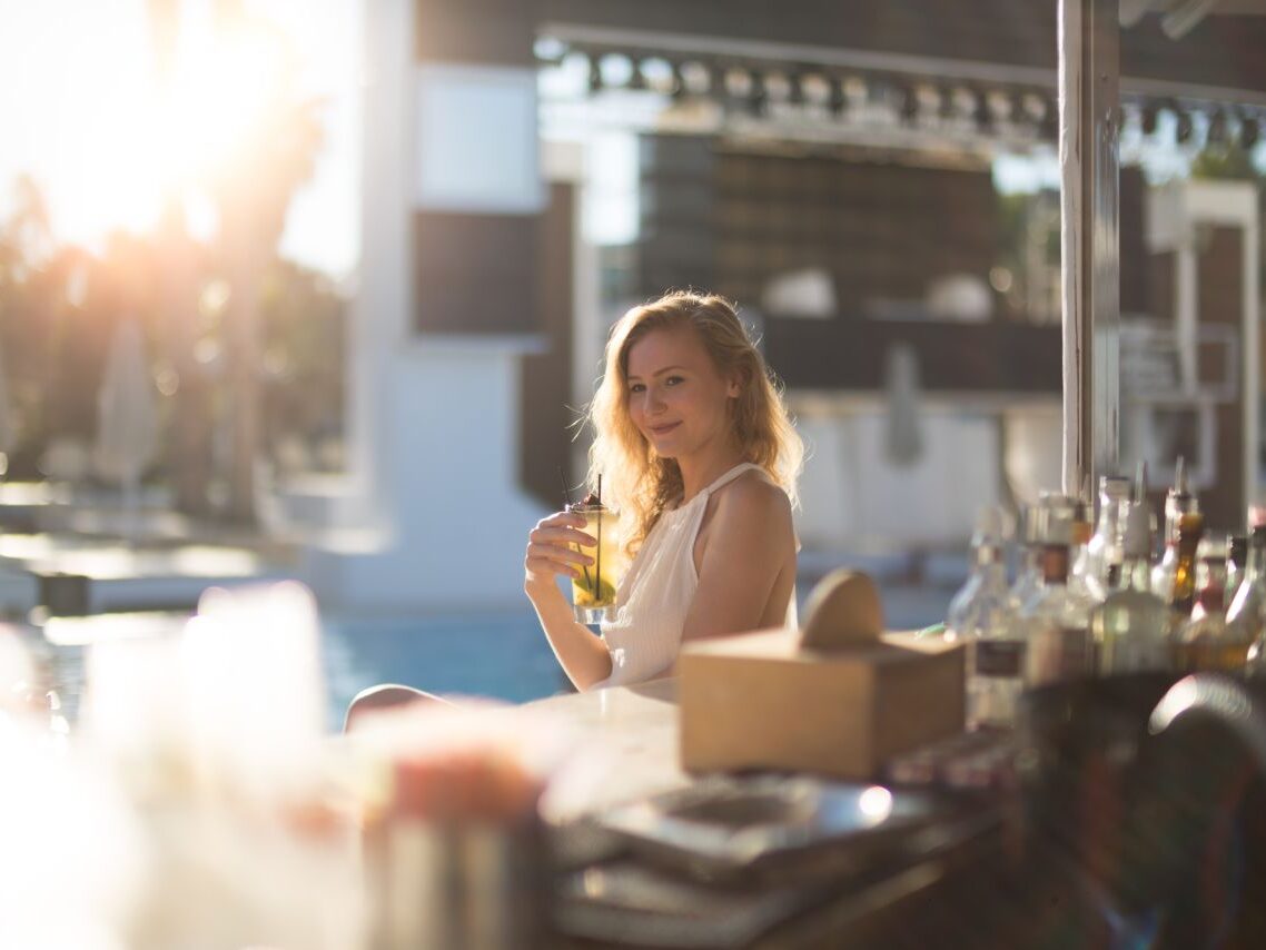 muebles para decorar un chiringuito en la playa