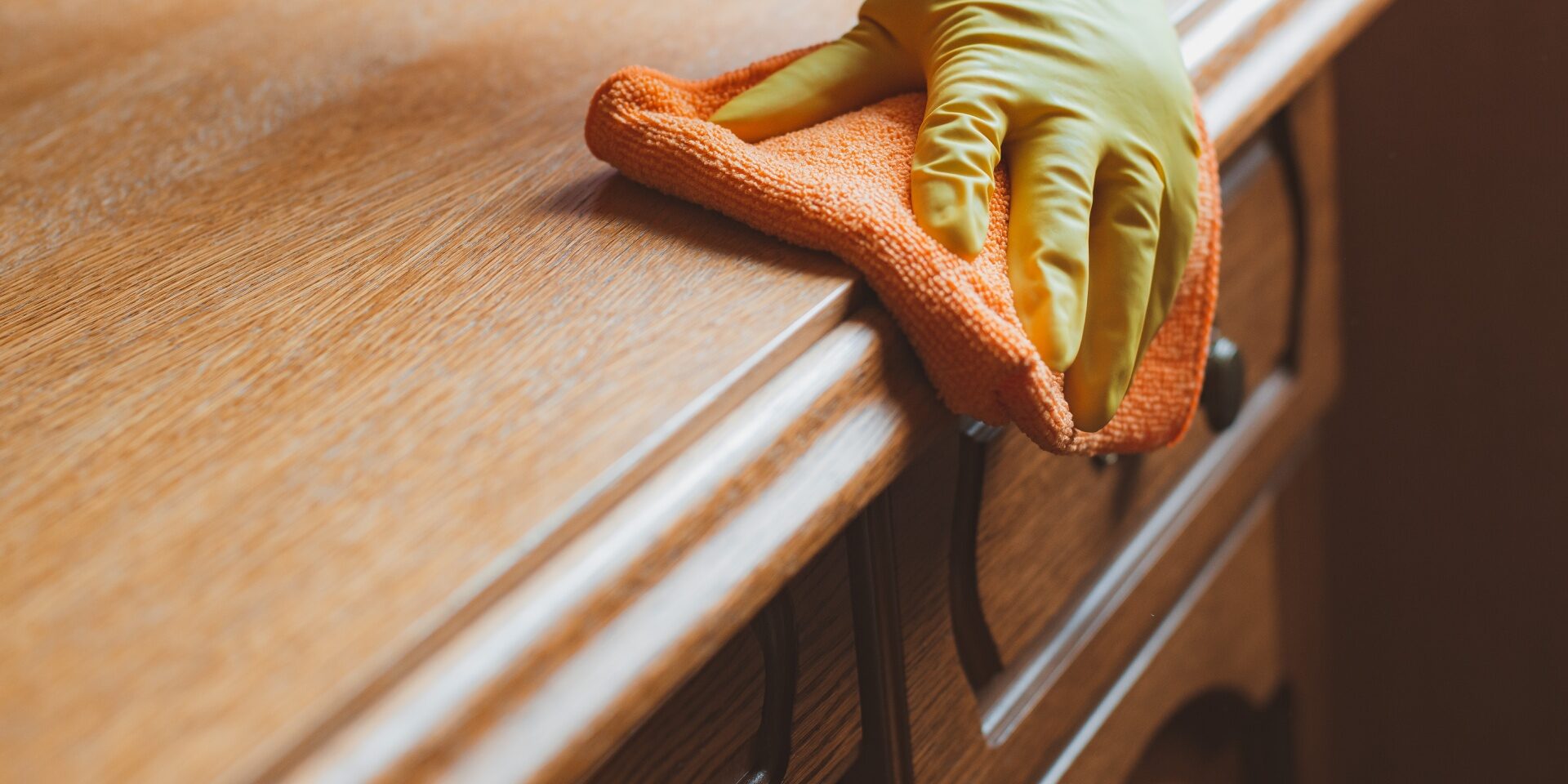 limpiar muebles de madera de salón